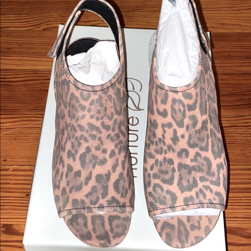 Women Wedge sandal￼ brand new; never worn